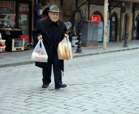 Rahmeti Rahmana kavuşan 
şehrimizin medahı iftiharı gariban fukara dostu,
69 yıl boyunca “Topla Dağıt, Dinsin Ağıt “ düsturuyla,
 gariban gurabaya, fakir fukaraya aş-ekmek götüren 
çok kıymetli merhum Mehmet Tekerlek amcamızı son yolculuğuna ugurladık…
Rabbim mekanını cennet