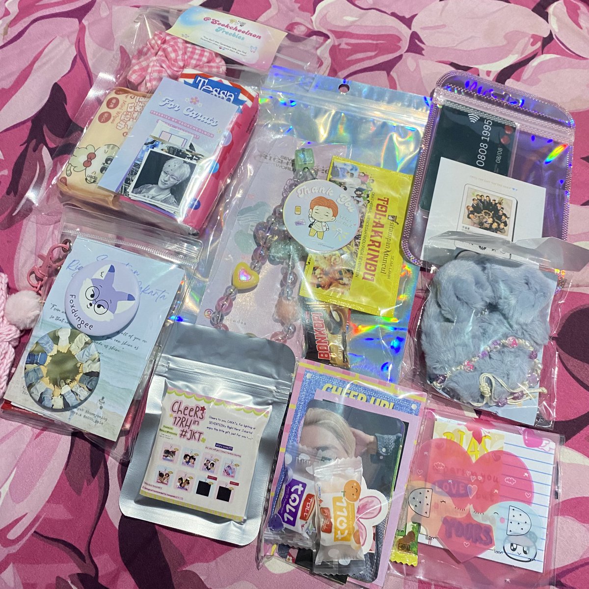 chaorge's tweet photo. kemarin tuktik svt di lotte, ketemu kakak-kakak baik lg bagi-bagi freebies hihi🥰 thankyouuu so much and enjoy u concert kak !!🩵🩵 @fairrmitale @dk_is_ay @onescoupsz @rapmoonstar @aycehun @mingyu_andme @tenkayang @aliiueo @sfsgyu @waajingan @guennmyah @huneybeing https://t.co/bi28hdtXrV