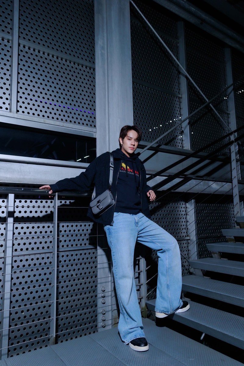 ออกเดินทาง! ส่องแอร์พอร์ตลุคของ นนน กรภัทร์ <a href="/mynameisnanon/">NANON</a> ในโททัลลุคจาก <a href="/Coach/">Coach</a> พร้อมออกเดินทางไปมหานครนิวยอร์กเพื่อร่วมชมแฟชั่นโชว์ Coach คอลเลคชั่น Fall 2025 ในวันที่ 11 กุมภาพันธ์ 2025 เวลา 2.00 น. ตามเวลาประเทศไทย

#ELLEnews 
#CoachNY #CoachFall25 #NYFW 
#nanon_korapat