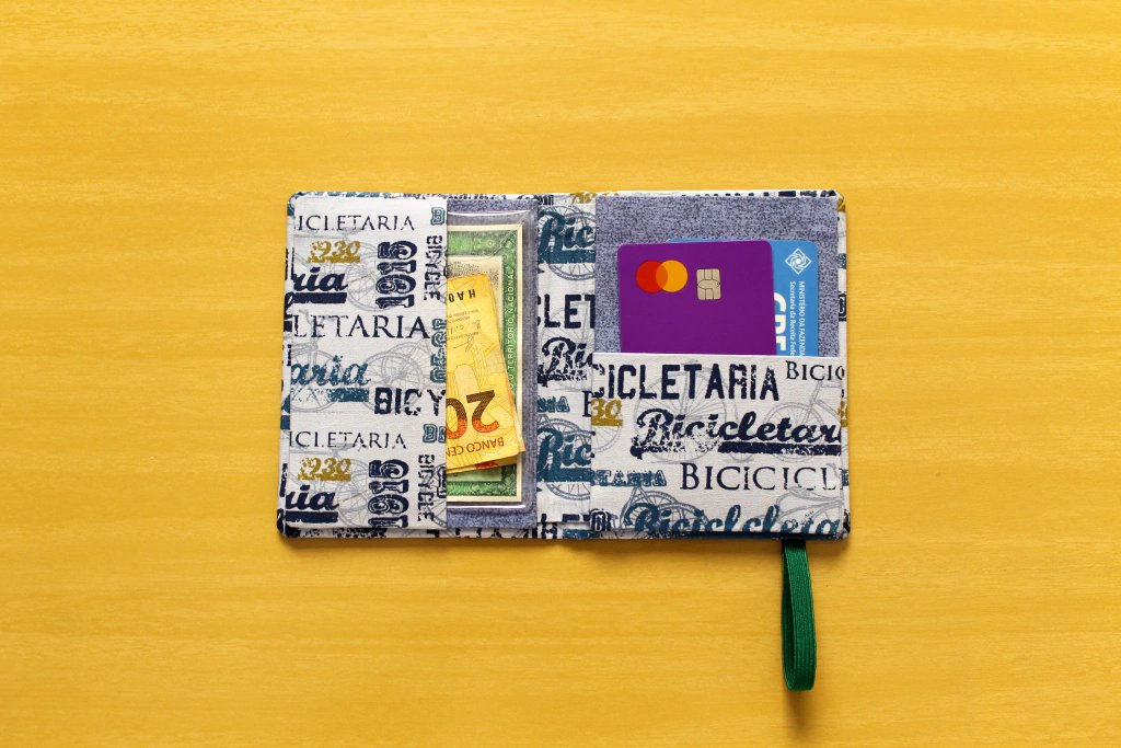 BellaMiaAtelie's tweet image. #PresentesCriativos✨
▪️ 𝙿𝚛𝚘𝚗𝚝𝚊 𝙴𝚗𝚝𝚛𝚎𝚐𝚊 ▪️ 𝙿𝚛𝚘𝚍𝚞𝚝𝚘 𝙴𝚡𝚌𝚕𝚞𝚜𝚒𝚟𝚘
Acessório para levar tudo que você precisa! 💳🪪
𝐏𝐨𝐫𝐭𝐚 𝐃𝐨𝐜𝐮𝐦𝐞𝐧𝐭𝐨𝐬 '𝐁𝐢𝐜𝐢𝐜𝐥𝐞𝐭𝐚𝐬' 🚲💚
bellamiaatelie.com.br/produtos/porta…
#portadocumentos #carteira #feitoàmão #feitocomamor