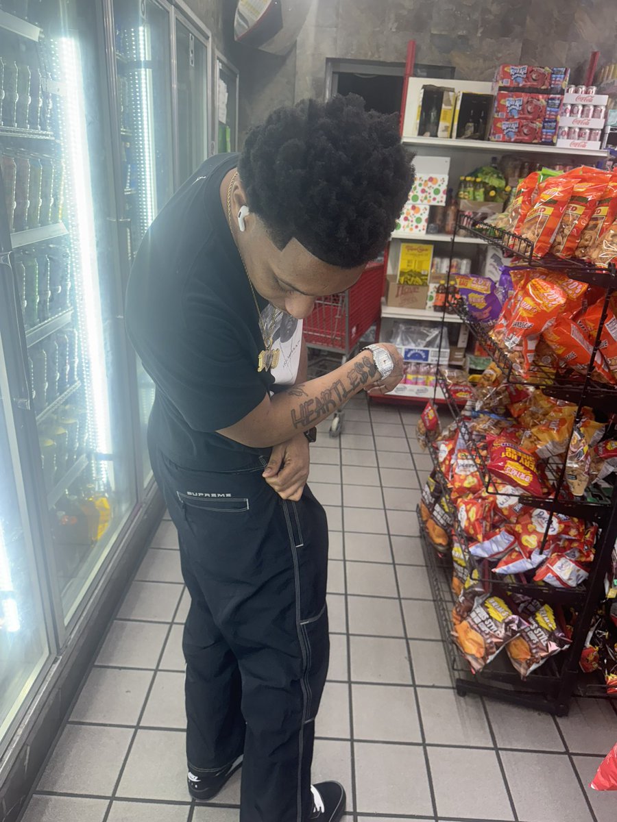 MobMarcusJG's tweet photo. Everyday I Thank God That He Made Me Different 
Had To Pay A Lil Extra Cause They Made Em Different🏚️ #JGxBDG #SUPREMExNIKE #RT https://t.co/ioXaM1ZU4W