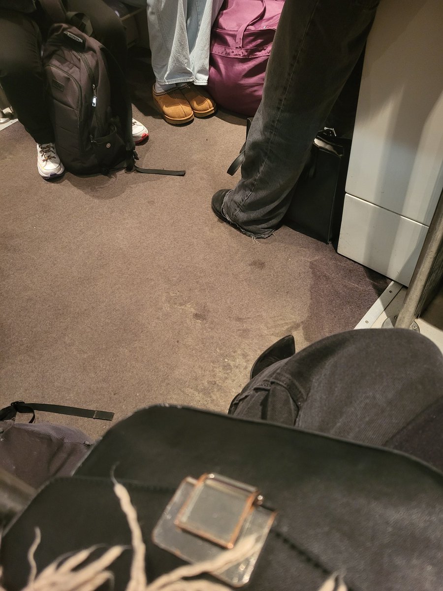icantmaryaman's tweet photo. Assises sur les portes bagage #plusdeplace https://t.co/e1gexvaxMC