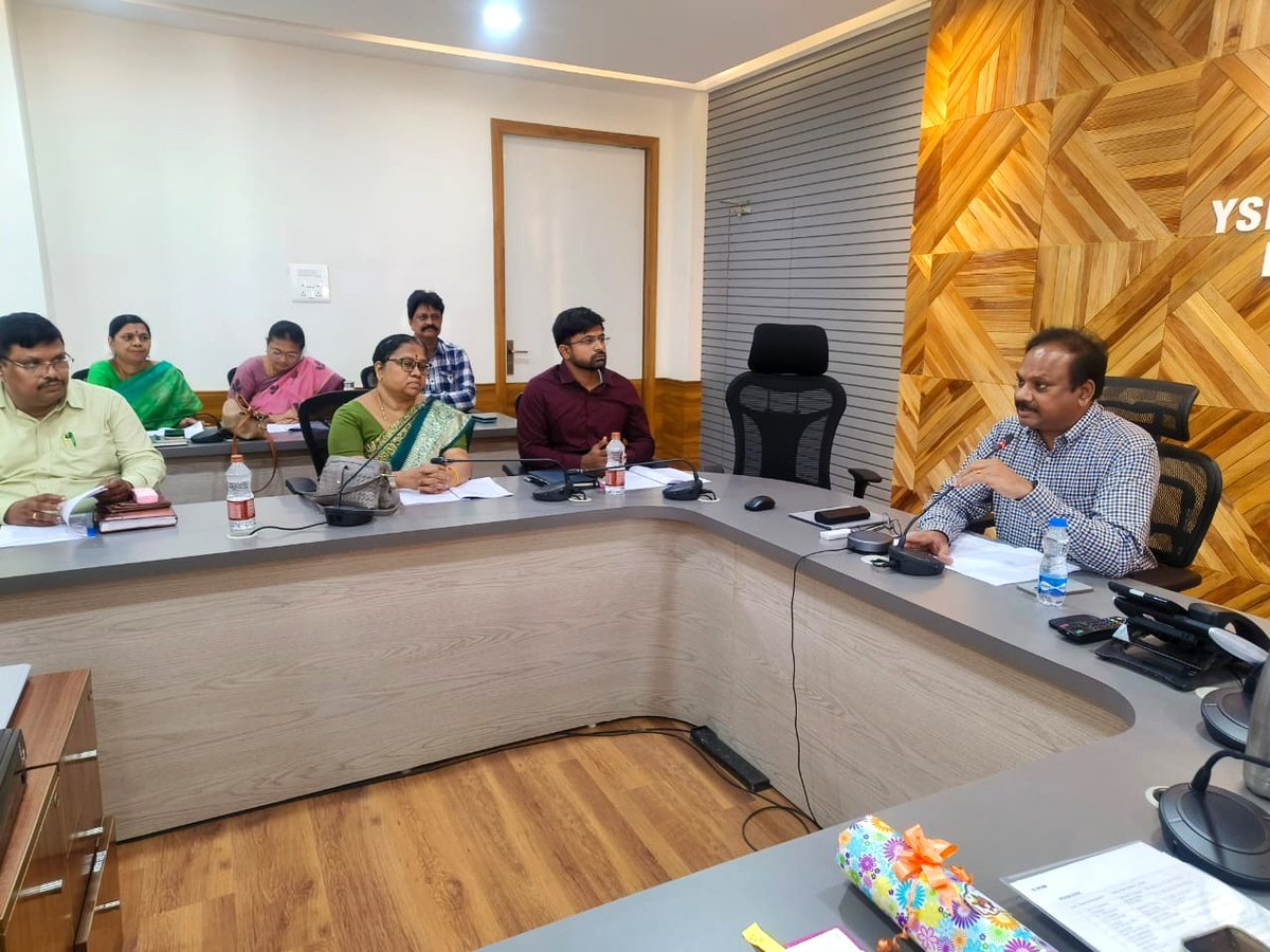 CollectorKadapa's tweet photo. ఈ సందర్భంగా, ఫిబ్రవరి 10న జిల్లా వ్యాప్తంగా ఉన్న ప్రభుత్వ, పైవ్రేట్ పాఠశాలలు, కళాశాలలు, అంగన్వాడీ కేంద్రాలలో నులిపురుగుల నివారణ మాత్రలను పంపిణీ చేయాలని ఆదేశించారు.
#CollectorKadapa #NationalDewormingDay #HealthInitiative #Anganwadi #taskforcemeeting #Kadapa #YSRDistrict https://t.co/rRtEyYyLJI