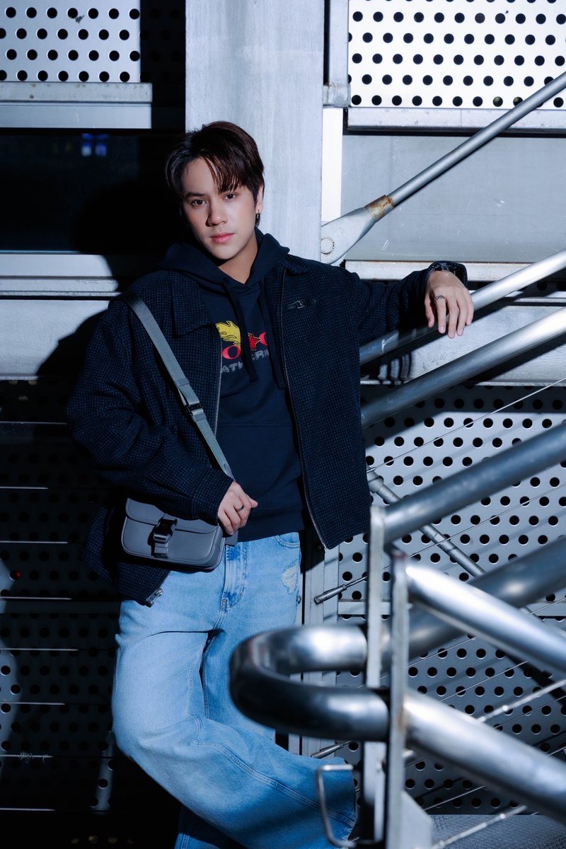 girlngloss's tweet photo. สุดหล่อพร้อมออกเดินทาง Total Look ของ นนน-กรภัทร์ @nanon_korapat จาก @Coach ออกเดินทางไป New York เพื่อร่วมชมแฟชั่นโชว์ Coach คอลเลคชั่น Fall 2025 ในวันที่ 11 กุมภาพันธ์ 2025 เวลา 2.00 น. ตามเวลาประเทศไทย
#CoachNY 
#CoachFall25 
#NYFW 
#mynameisnanon https://t.co/ikLX51cmBI