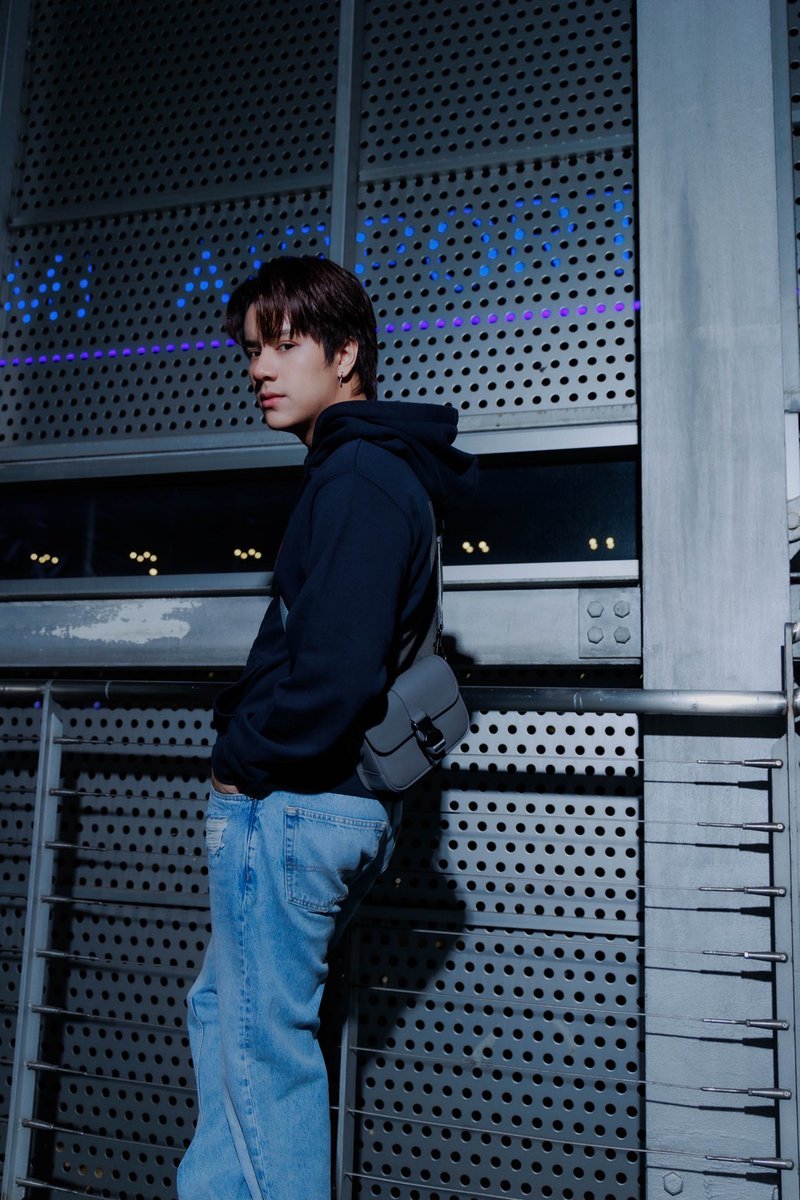 girlngloss's tweet photo. สุดหล่อพร้อมออกเดินทาง Total Look ของ นนน-กรภัทร์ @nanon_korapat จาก @Coach ออกเดินทางไป New York เพื่อร่วมชมแฟชั่นโชว์ Coach คอลเลคชั่น Fall 2025 ในวันที่ 11 กุมภาพันธ์ 2025 เวลา 2.00 น. ตามเวลาประเทศไทย
#CoachNY 
#CoachFall25 
#NYFW 
#mynameisnanon https://t.co/ikLX51cmBI