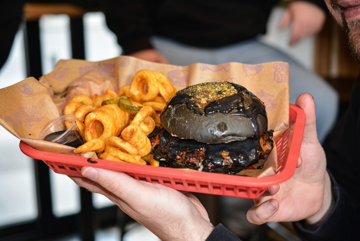 Ptdr ce qu'on vous prépare pour le <a href="/burgouzz/">Burgouzz</a> Saint-Valentin, le burger va vous faire du saaal !  Le "mage noir" pour tous nos gars focus 🧙‍♂️🍔

Vidéo demain 12h