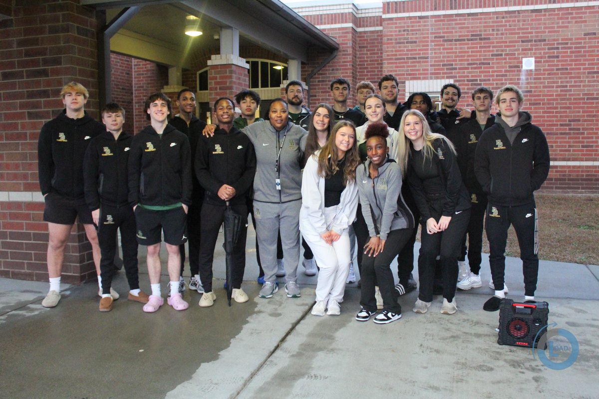 _mcprobus_'s tweet image. One last High Five Friday for the gator hoopers! Thanks for faithfully serving all of your feeder schools this season. The energy was contagious and the impact was widespread! Thanks for using your platform for good! #LOAD 🔄🐊 🏀