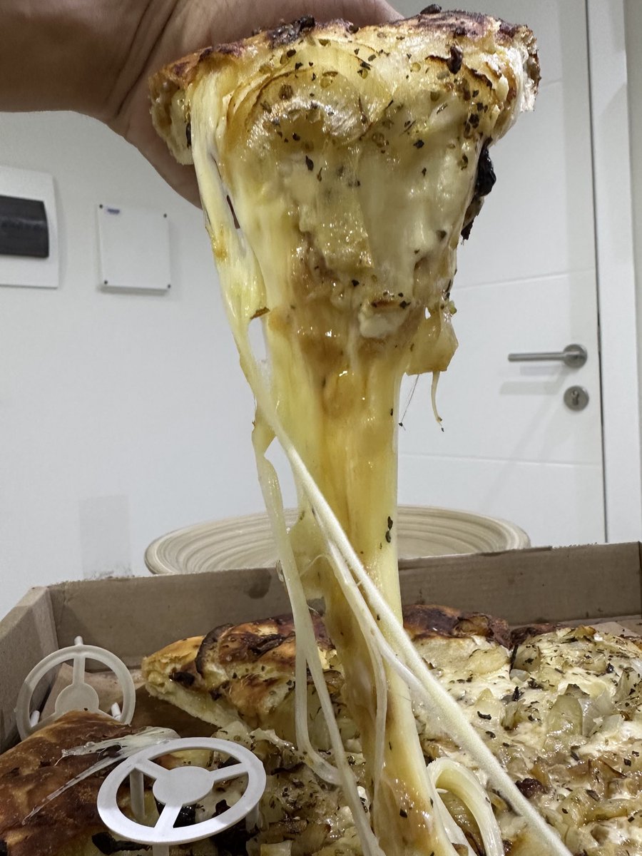 hernanvam's tweet photo. Se acerca el Día Mundial De la Pizza 🍽️🔥

Gente por favor tienen que probar la fugazzeta más deliciosa de Asunción 🍕Muchísimo queso, es una bomba calentita hecha por un chef argentino especialista en el rubro. Impresionante. Plus: también tienen lomitos y más. Detalles abajo 🔽 https://t.co/eggPRbc08f