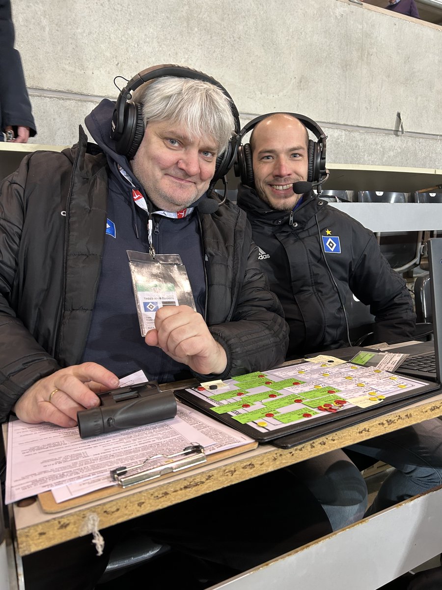 HSV's tweet photo. Jetzt live: das #HSVnetradio. 🔷 Heute für euch an den Mikros: Broder-Jürgen #Trede und Tom #Huesmann. 🎙🎙
Hier geht’s zur Live-Übertragung 👉 https://t.co/TrwM8AYV3U
#nurderHSV #PRMHSV https://t.co/DByOYd1UX3