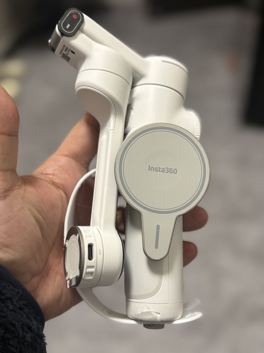 shinoblogavi's tweet image. #insta360Flow2Pro 用ハンドグリップ試作２号機。バンド部分に小さい鉄板を埋め込みました。ここにMagSafe 対応のプレートを取り付けることができます。使用しないときはスマフォリングは自分のこだわっているものw使いたいのでプレートを本体と一緒に収納しておきたい。