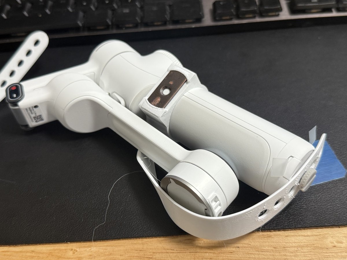 shinoblogavi's tweet image. #insta360Flow2Pro 用ハンドグリップ試作２号機。バンド部分に小さい鉄板を埋め込みました。ここにMagSafe 対応のプレートを取り付けることができます。使用しないときはスマフォリングは自分のこだわっているものw使いたいのでプレートを本体と一緒に収納しておきたい。