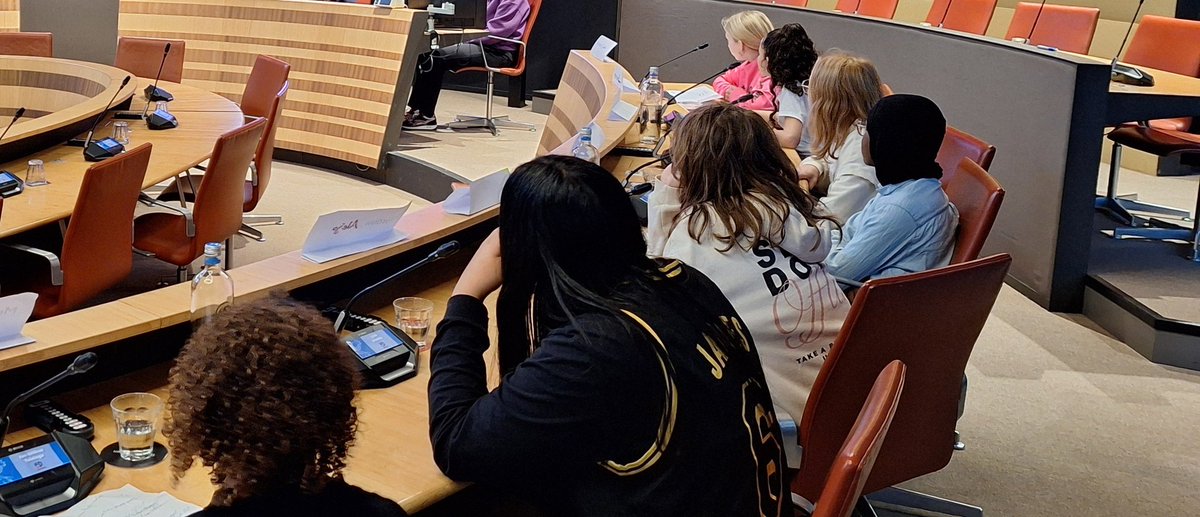Lessen over democratie, teksten gelezen over werking gemeenteraad. In groepjes plannen bedacht voor een stuk grond bij de school en vandaag in de raadzaal met elkaar in debat. Groep 8 <a href="/kinderkoepel/">De Kinderkoepel</a> liet zien uitstekende aankomende politici te zijn! <a href="/HoedemakerTiny/">Tiny Hoedemaker</a> <a href="/pietjehorjus/">pietje horjus🎗🤟🧡</a>