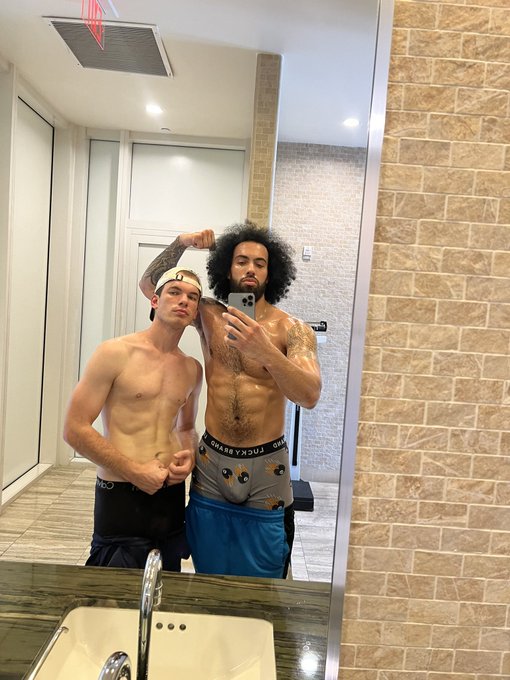 Watch King James 👑's leaked NSFW photo on TwXstars