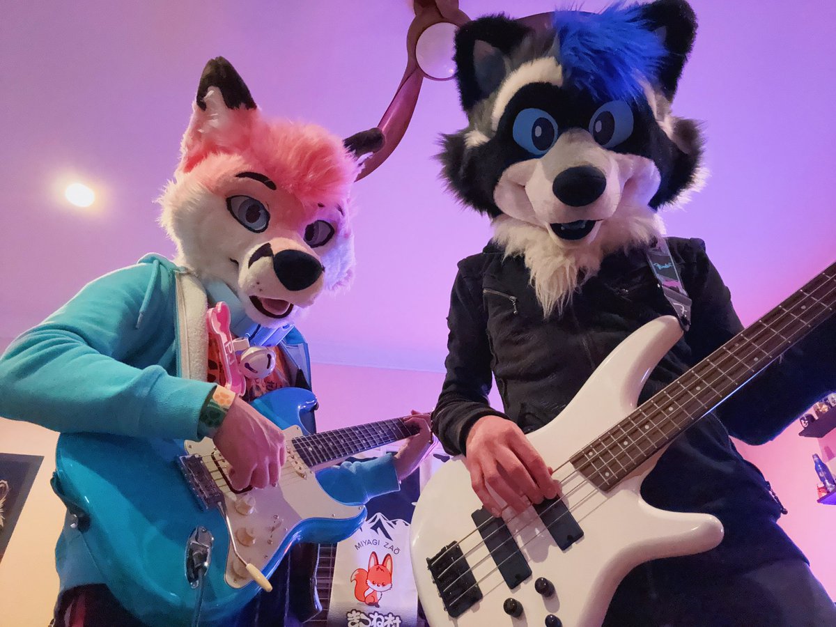 Rocking out on #FursuitFriday 🎸🔥🎶

🦊🩷 PJ
🦝💙 Strut 

 #furry #furries #fursuit #fursuiting