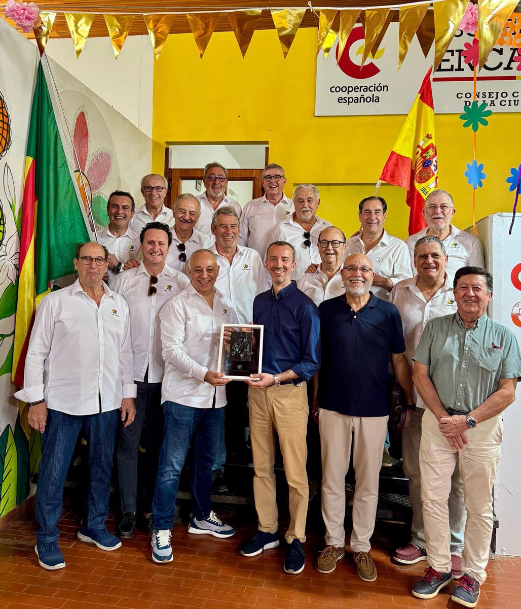 Vicenblay's tweet image. El embajador de @EmbEspParaguay , @javierparrondob, ya conoce de primera mano lo que es el #OrgulldecS que representan Moros de Alquería.

Recepción a la delegación de &apos;moros&apos; en la embajada.