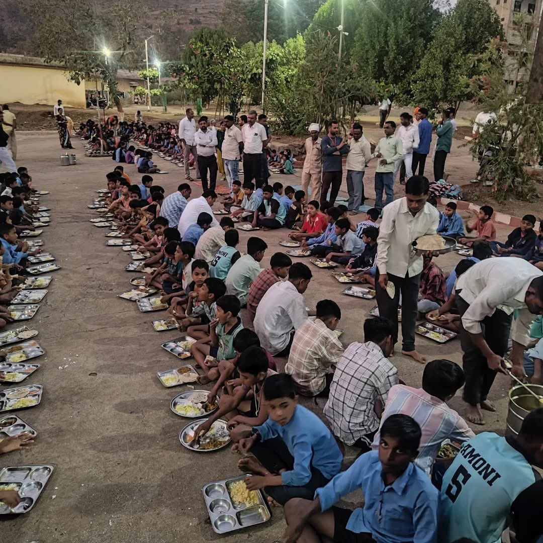 MlaPadvi's tweet photo. 📍 अमोनी, तळोदा
मा. महाराष्ट्र राज्याचे आदिवासी विकास मंत्री डॉ. अशोक उईके साहेब यांच्या "संवाद चिमुकल्यांशी" अभियानांतर्गत मा. आ. राजेशदादा पाडवी यांनी अमोनी आश्रम शाळेत आदिवासी विद्यार्थ्यांसोबत जेवणाचा आनंद घेतला . 
.
.
#BJP #Taloda #shahada #tribal #aadiwasi https://t.co/UhNIhNpVpG