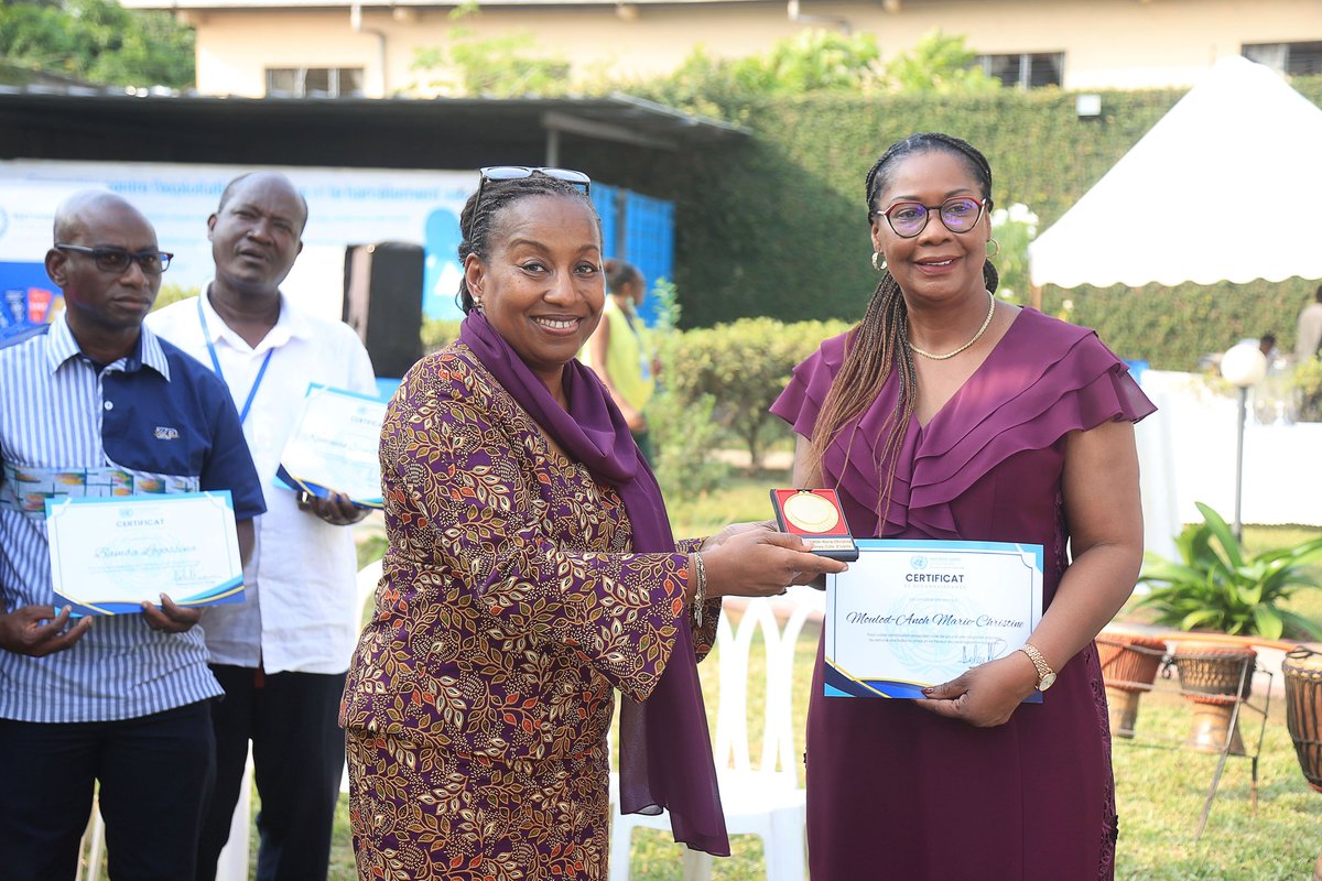 ONU_CIV's tweet image. 🎖️ Célébrer l’engagement !
Lors du #UNTownHall, plusieurs membres du personnel de l’@ONU_CIV ont été distingués après ➕ de 25 années de service aux Nations Unies !
Reconnaissance méritée pour celles &amp;amp; ceux qui font avancer notre action afin que personne ne soit laissé de côté👏🏾