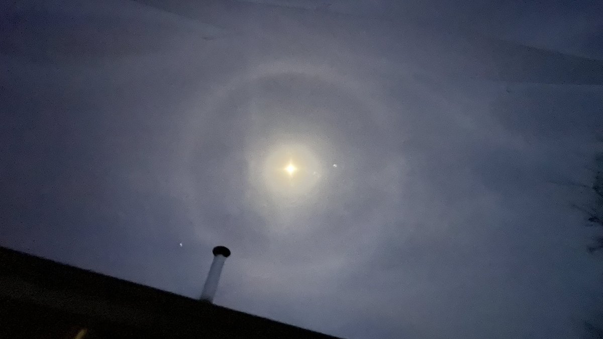 Grapeloula's tweet photo. Halo autour de la lune dans les #vosges 
@KeraunosObs @meteofrance @meteociel https://t.co/vFq5NPsLDP