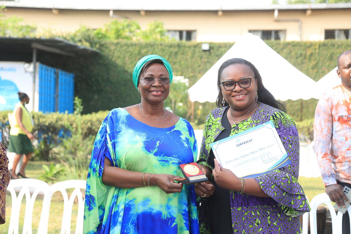 ONU_CIV's tweet image. 🎖️ Célébrer l’engagement !
Lors du #UNTownHall, plusieurs membres du personnel de l’@ONU_CIV ont été distingués après ➕ de 25 années de service aux Nations Unies !
Reconnaissance méritée pour celles &amp;amp; ceux qui font avancer notre action afin que personne ne soit laissé de côté👏🏾