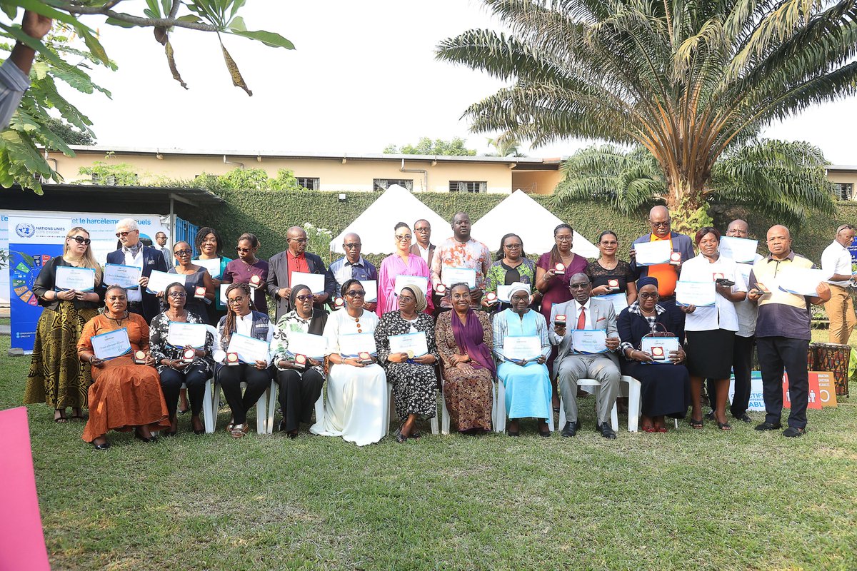 ONU_CIV's tweet image. 🎖️ Célébrer l’engagement !
Lors du #UNTownHall, plusieurs membres du personnel de l’@ONU_CIV ont été distingués après ➕ de 25 années de service aux Nations Unies !
Reconnaissance méritée pour celles &amp;amp; ceux qui font avancer notre action afin que personne ne soit laissé de côté👏🏾