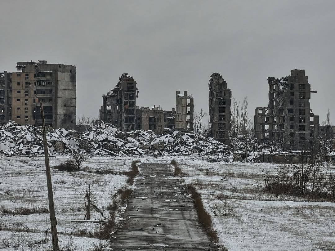 MirovichMedia's tweet photo. Эти страшные фото – окраины украинского города Торецка, которого больше нет, город мёртв.

Эта война принесла самые страшные разрушения городов в Европе со времён Второй мировой – но никакой реакции «международных организаций» не последовало, а негодяи из ООН помогают агрессору. https://t.co/t6LYS3RE8p