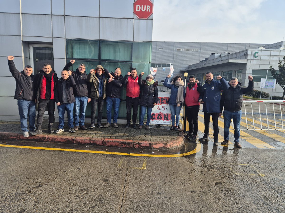#GreenTransfo Energy grevimiz 45'inci gününde✊

İnsanca yaşamaya yetecek ücret talebiyle başlattığımız grevimizi ilk günkü kararlılık ve dirençle sürdürüyoruz. Sınıf kardeşlerimizin ve emek dostlarının dayanışma ziyaretleri direncimizi artırıyor, mücadelemize güç katıyor.