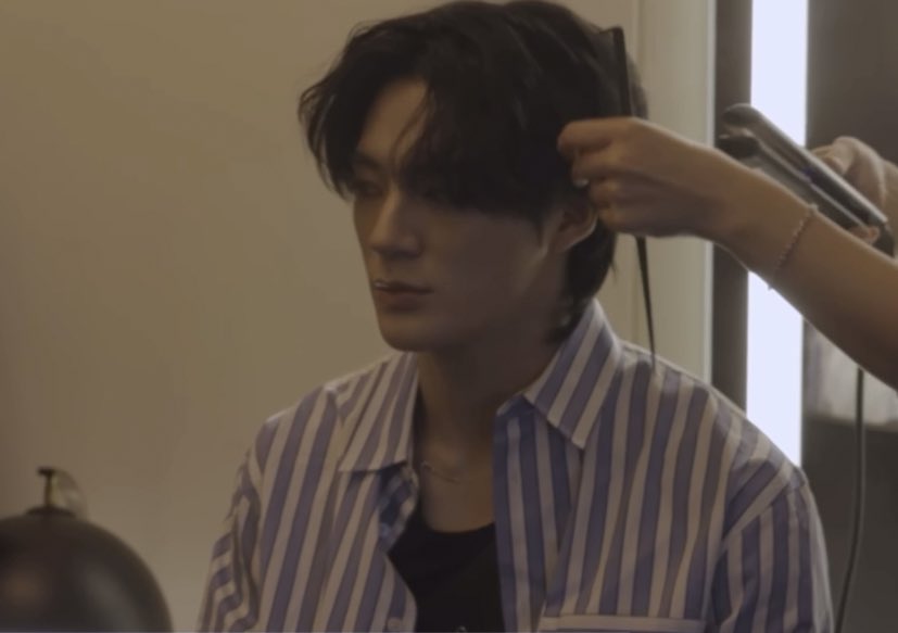 LJNFEED's tweet photo. jeno having his hair styled~ https://t.co/qvkGhXbflC