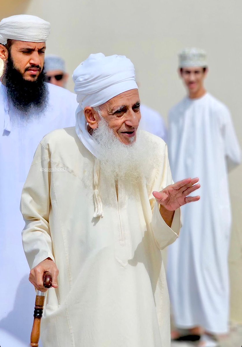 شيخ المسلمين وإمامها #ضياء_الدين_احمد_بن_حمد_الخليلي 
مبتسما وبصحة جيدة والحمدلله 
متى سيأتي ذلك اليوم الذي اقابله فيه واقبل فيه رأسه !!!؟ 
#اليمن
#سلطنة_عمان