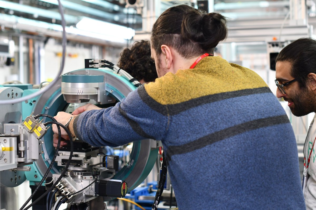TechnoCls's tweet photo. Last week members of the TECHNO-CLS consortium from @INFN_ , @UniPadova, @DFAUnipd, @UniFerrara and, @UniKent visited the @DiamondLightSouto analyse new CLS prototypes formed by periodically undulated silicon and germanium crystals. More info here: https://t.co/wFVS4U2kyz https://t.co/x6FE3n4EF9