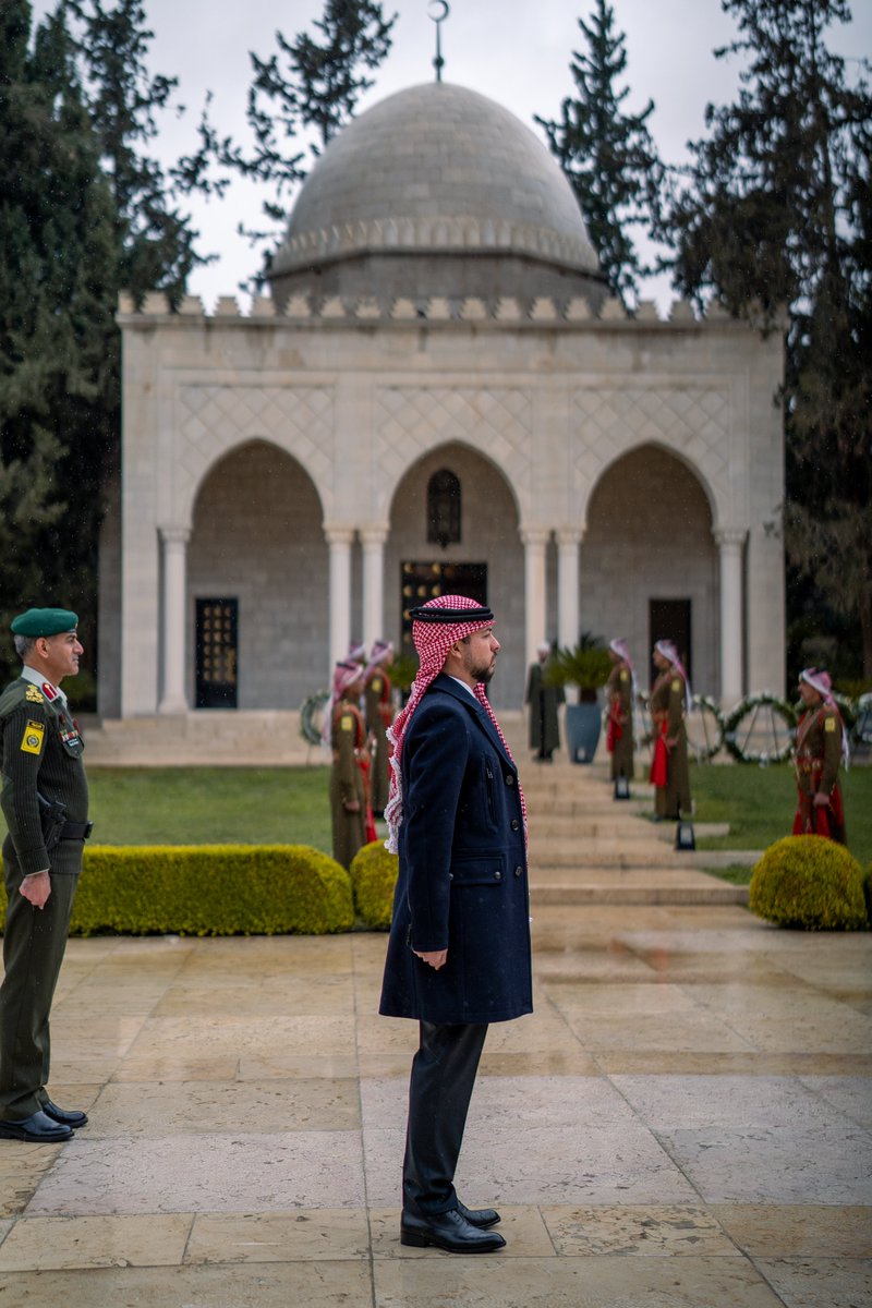 RHCJO's tweet photo. في الذكرى السادسة والعشرين ليوم الوفاء والبيعة، سمو الأمير الحسين بن عبدالله الثاني، ولي العهد، يزور ضريح المغفور له بإذن الله، جلالة الملك الحسين بن طلال، طيب الله ثراه
#الأردن https://t.co/BTG8HHvX9s