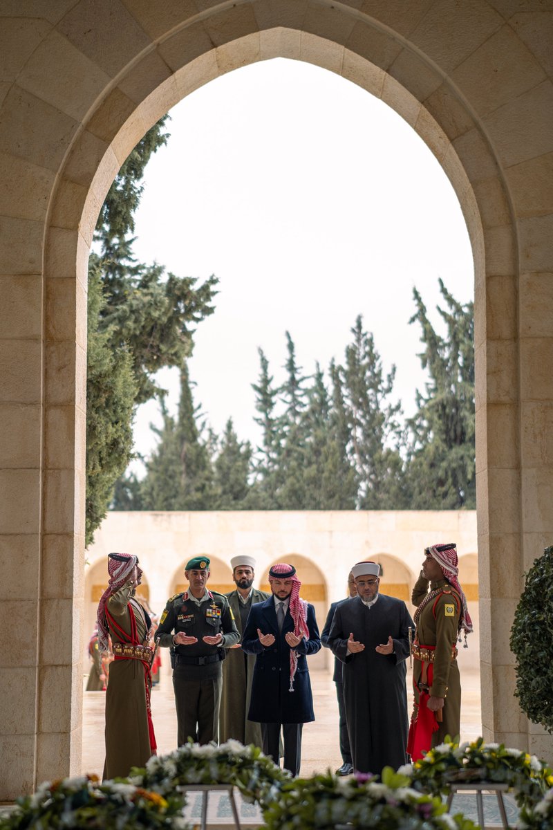 RHCJO's tweet photo. في الذكرى السادسة والعشرين ليوم الوفاء والبيعة، سمو الأمير الحسين بن عبدالله الثاني، ولي العهد، يزور ضريح المغفور له بإذن الله، جلالة الملك الحسين بن طلال، طيب الله ثراه
#الأردن https://t.co/BTG8HHvX9s