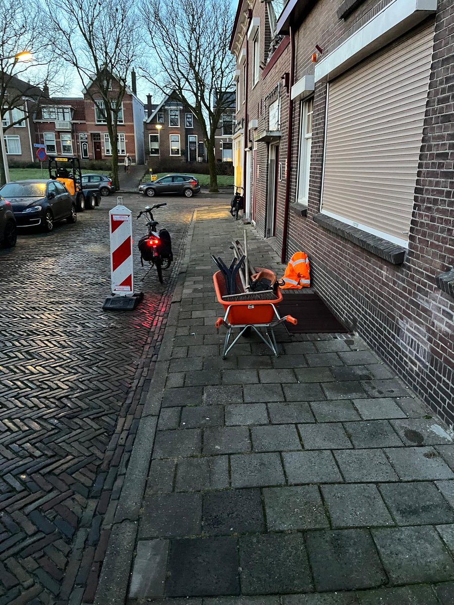 De afgelopen week zijn in de verschillende kernen van onze gemeente onderhoudswerkzaamheden aan de bestrating uitgevoerd.
Onder andere bij de Gasthuishof, Secr. Varkevisserstraat, Oegstgeesterweg, Dennenlaan, Schoolstraat en Stengelingstraat zijn delen van voetpaden herstraat.