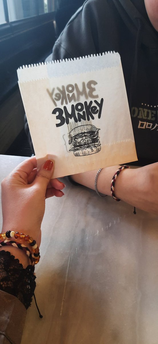 ginironosoraa's tweet photo. Gökümü öyle bir yere getirdim ki 1 haftada 3 kere hamburger yemeğe geldik ve bu onun son yiyişi.. Ağlıyor şu an.. #3monkey #3monkeyburger https://t.co/fIdSTjbp7o