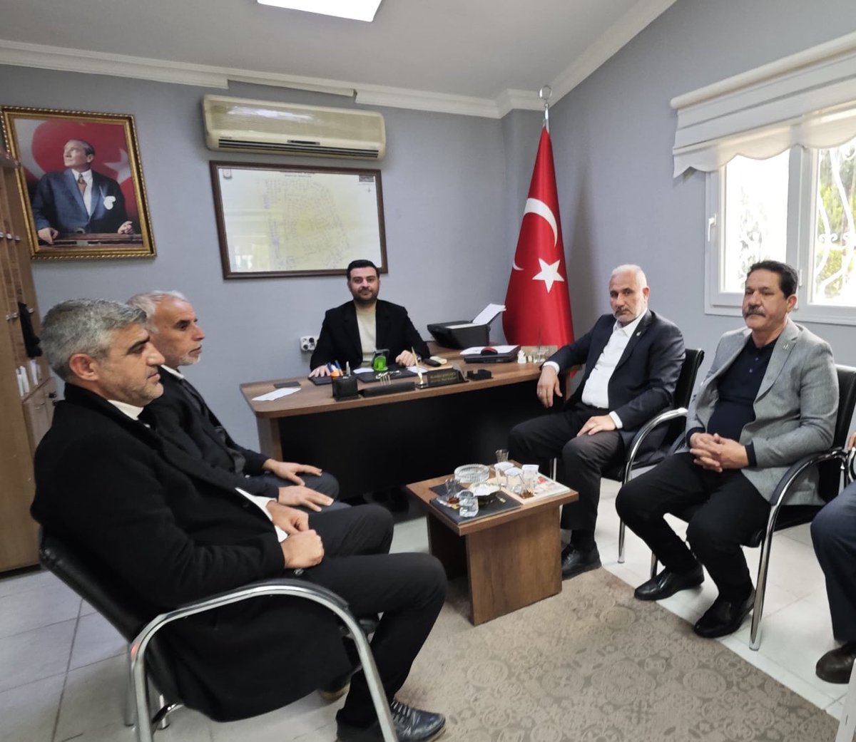 Yeniden Refah Partisi Karaköprü İlçe başkanı Kasım Korkmaz ve yönetim kurulu üyelerine nazik ziyaretlerinden dolayı teşekkür ederim.