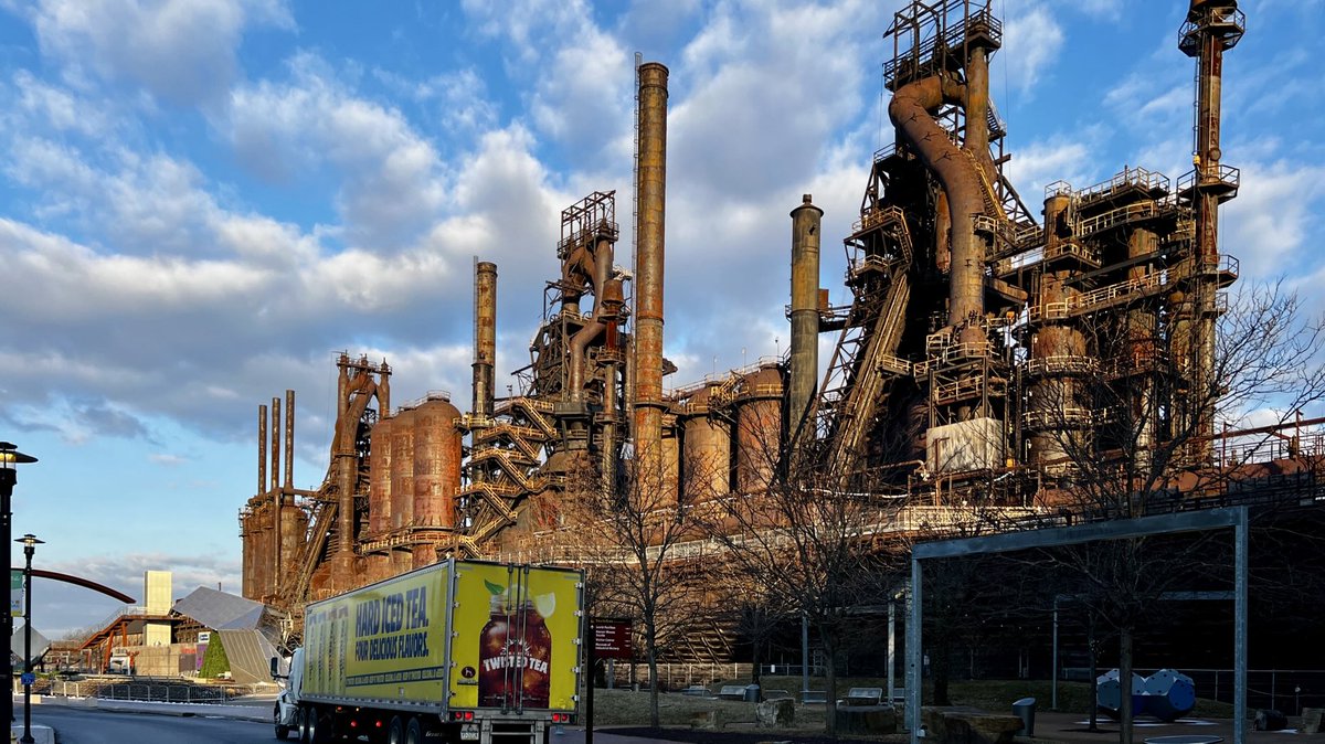 BradKleinNews's tweet photo. The rising sun shining on the old Bethlehem Steel blast furnaces this morning. It’s cold and windy out there. #Dailydawn @wlvrnews @lvnewsdotcom https://t.co/J5BcxY35Qo