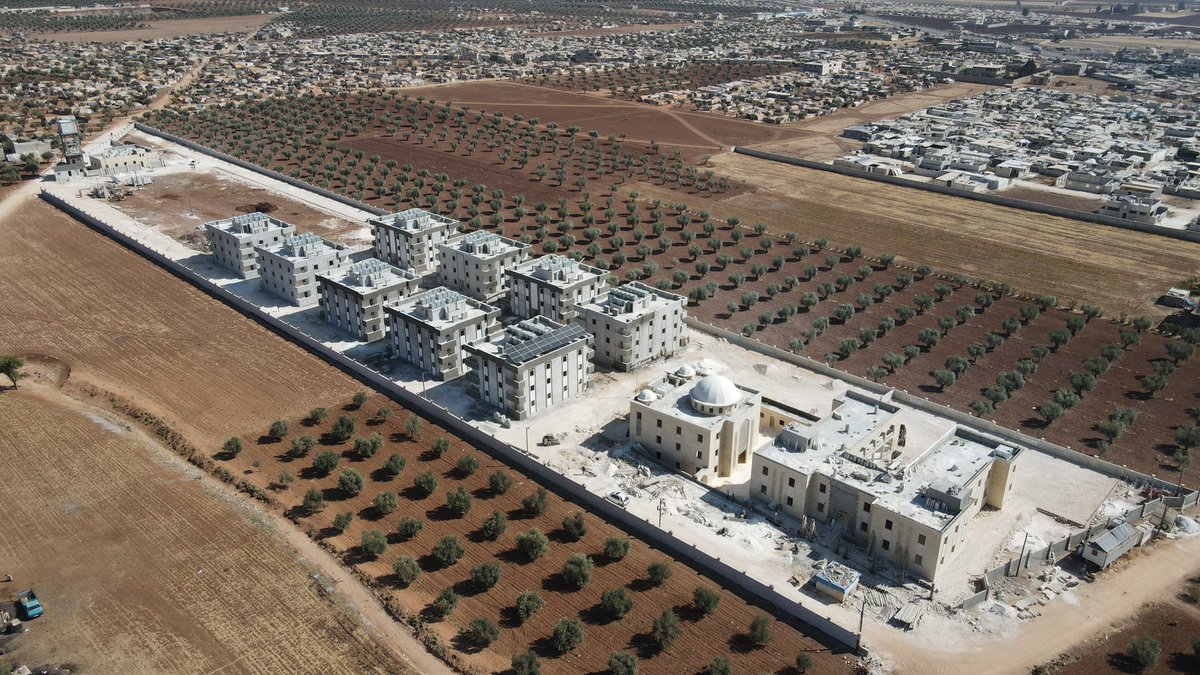 Hamdolsun 6 Şubat depremlerinin yaralarını sarmak için #Suriye’de #Azez’de başlattığımız Hasene Köy Kompleksi tamamlandı! 108 ev, cami, okul, sağlık ocağı ve su altyapısıyla yüzlerce insan için yeni bir başlangıç oldu.

Bu iyiliğe destek veren herkese gönülden teşekkürler!