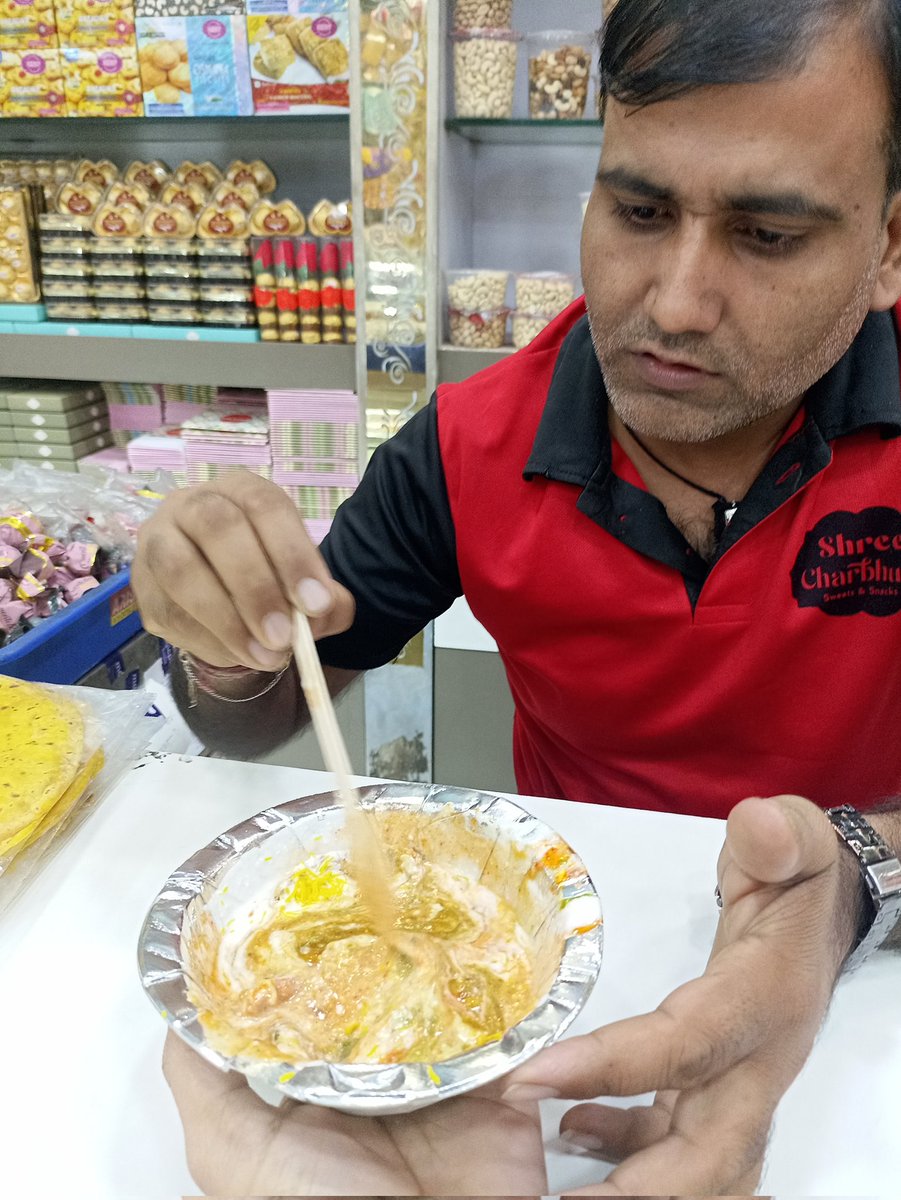 Ankitk2005's tweet photo. This photo is of bikaner BELAPUR opposite ola , today in my plate of dahi samosa I seen incet (kida) .Please don't visit to bikaner they doesn't wear mask ,cap, handgloves non hygiene place it is. Keep your health safe.
@fssaiindia @foodsafetygov @NMMConline https://t.co/zu1lNvTvql