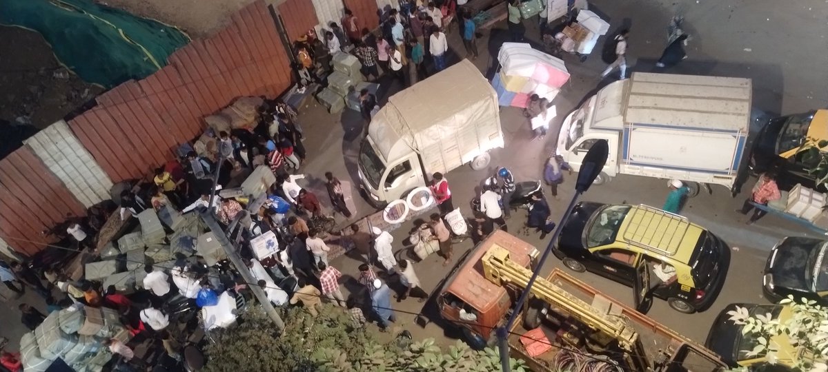 HrishikeshGhag's tweet photo. Traffic blocked for over 15 minutes on LT Road(Crawford Market) going towards Eastern freeway. Due to overturned Hand cart and illegal parking syndicate occupying the connecting Kazi Sayed Street
@MumbaiPolice @CPMumbaiPolice https://t.co/fNyXBzQxQ5