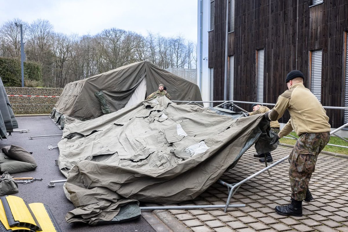 Besuch bei der #Wanteraktioun vun der Ministesch <a href="/Yuriko_Backes/">Yuriko Backes</a> &amp; Minister <a href="/MaxHahn_/">Max Hahn</a>
D’Arméi huet hei e beheizbaart Zelt a Better opgeriicht, fir an de Wanterméint méi Leit kënnen opzehuelen. Fir dass keen dobausse muss iwwernuechten.
Merci der Wanterkatioun &amp; <a href="/ArmyLuxembourg/">Lëtzebuerger Arméi</a>