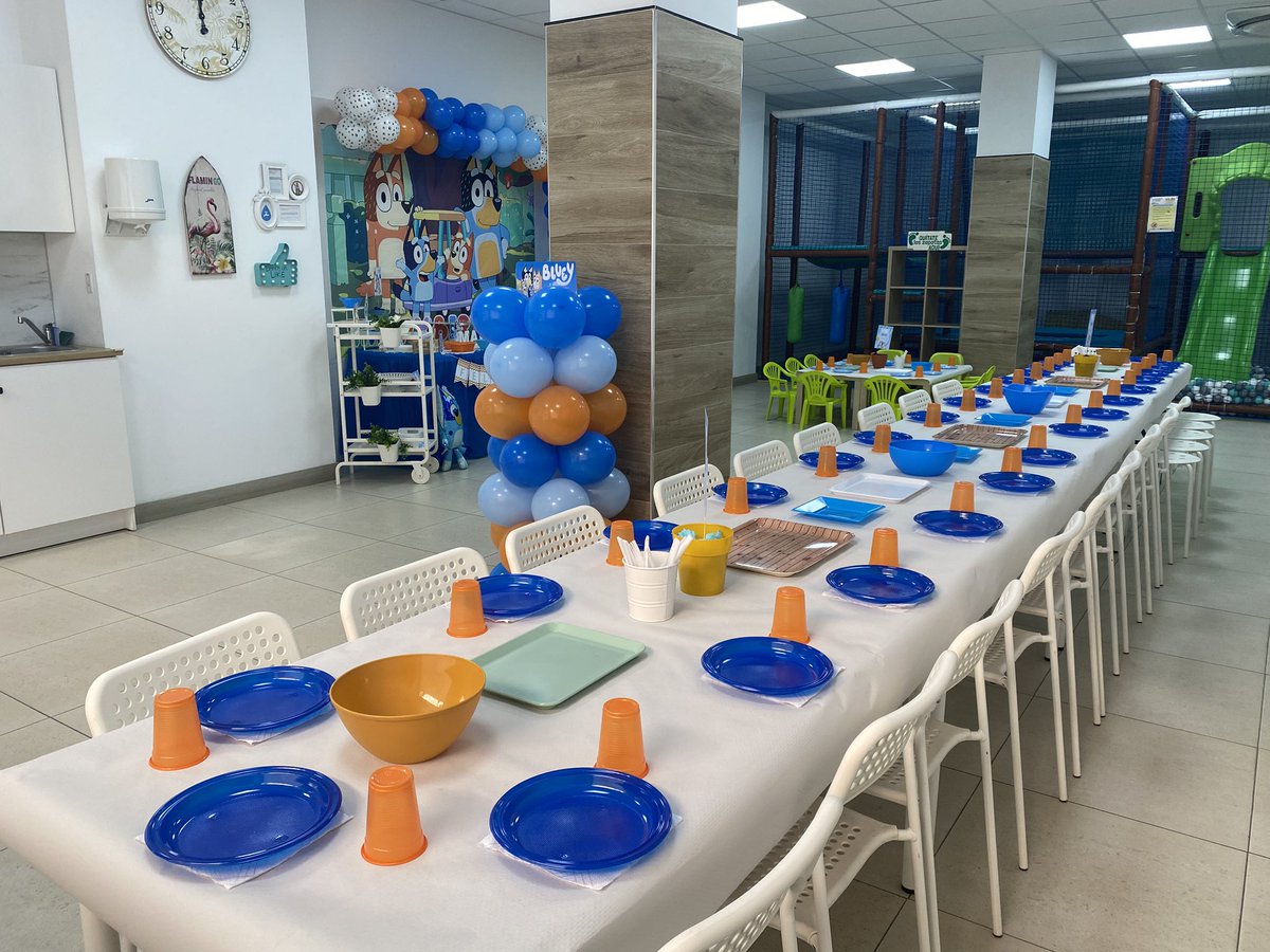 FunInsideParty's tweet photo. ¡¡Martín ha cumplido 3 años!!🎂🎉🐾 temática de #Bluey para una fiesta de disfrute total. Solo dedicarse a disfrutar sin pensar en nada más, felicidades🤗 #CumpleañosMartin #funinsideparty #funinside #decoracionesfuninside #decoracionpersonalizada #eventos #celebraciones #local https://t.co/mRYXmJSwOt