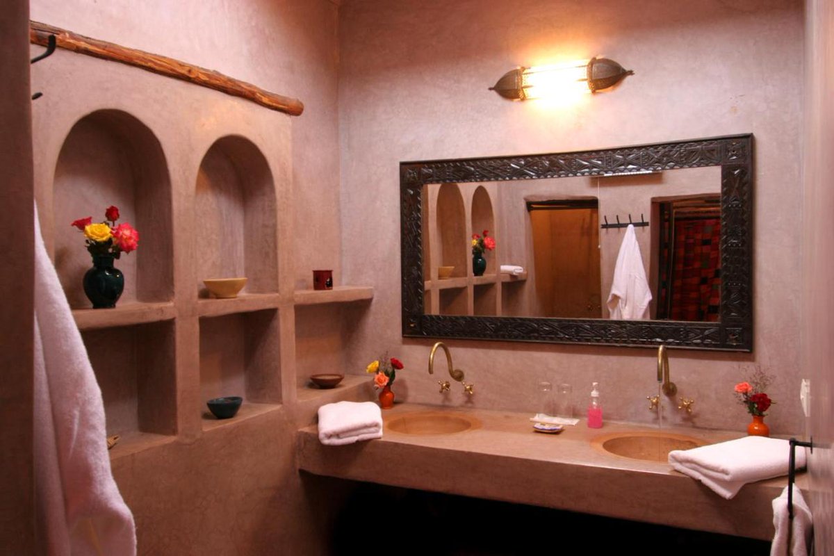 Tadelakt2's tweet photo. Negli Hotel situati a #marrakech, i fantastici bagni in #tadelakt sono all'ordine del giorno. Questa antica tecnica artigianale trasforma la #CalceNaturale in superfici lisce e impermeabili, donando ai bagni un fascino unico e rilassante.

#tadelaktoriginal #bioedilizia https://t.co/EVNNI1kfcH