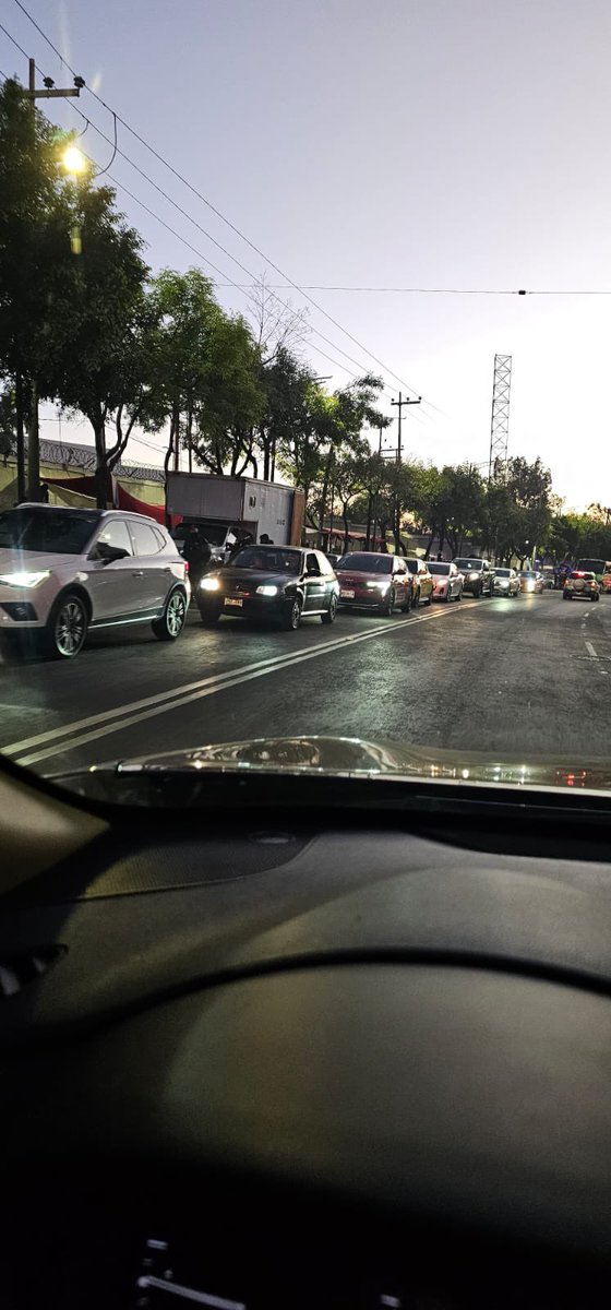 msgmx's tweet photo. @LopezCasarinJ @SSC_CDMX En verdad que las calles ordenadas significa seguridad. Entonces sean congruentes y reubiquen el tianguis sobre camino real a Toluca en donde el tráfico se cuadriplica y adicional no dejan banqueta peatonal. #ComunidadesSeguras #TransitoAlvaroObregon @LopezCasarinJ @AlcaldiaAO https://t.co/L83hVwsUPf