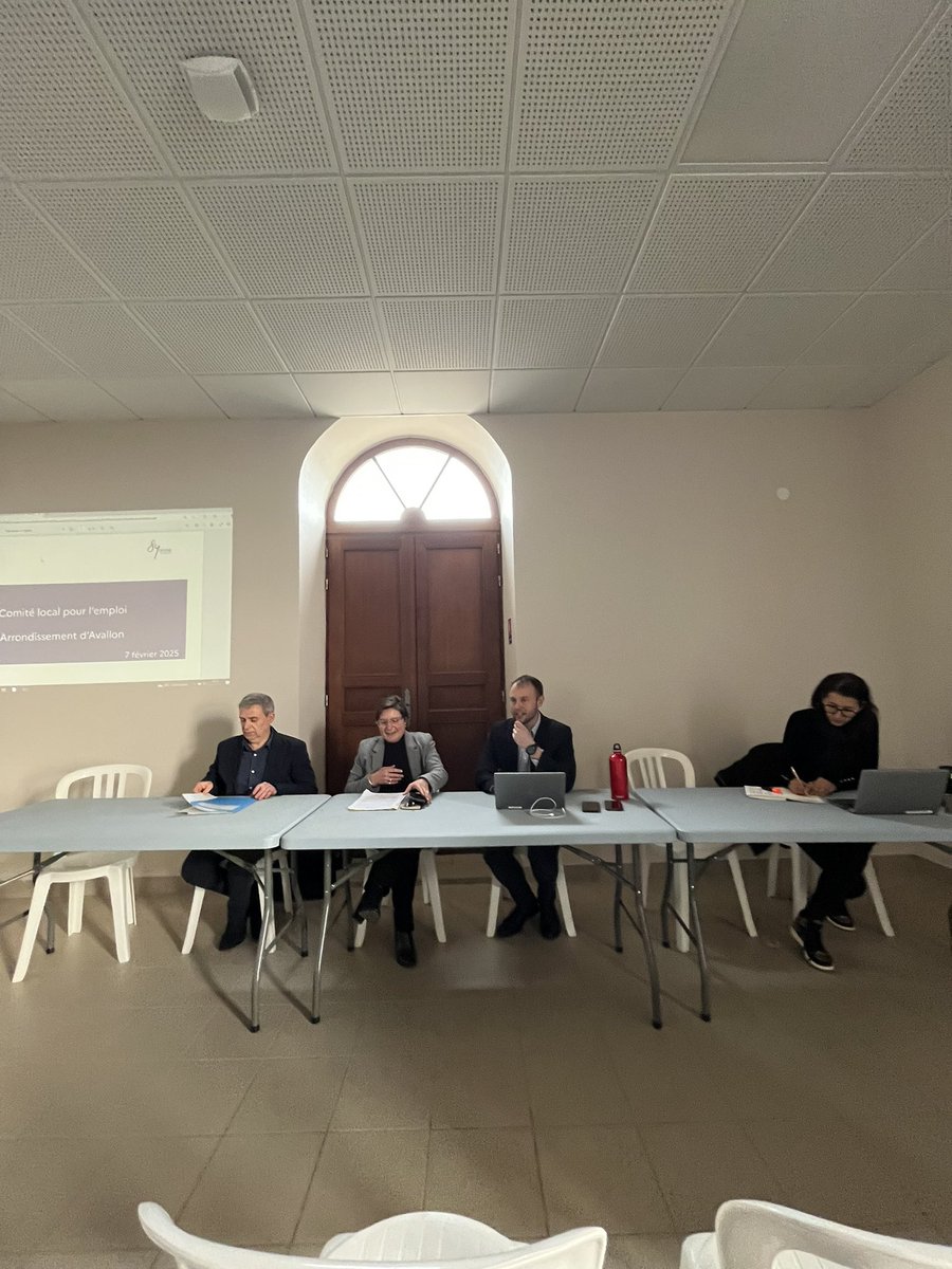 Aujourd’hui à #sarry premier comité local pour l’emploi de l’avallonais presidé par M. Sébastien Hennon sous préfet d’#avallon et Mme <a href="/soniapatouret/">sonia patouret</a> première vice présidente du <a href="/Departement89/">Département Yonne</a> pour travailler concrètement  les questions d’emplois et d’insertion.  <a href="/PEJackyRoy/">Jacky Roy</a>
