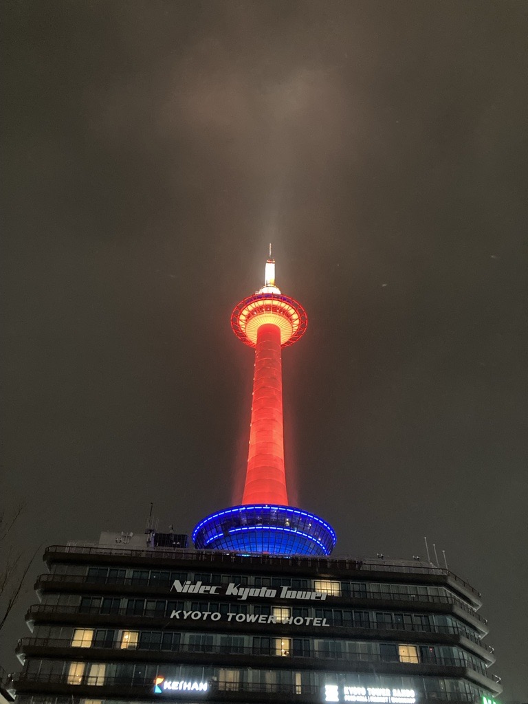 omron_hc_pr's tweet image. 本日は「National Wear Red Day」赤い服や小物を身にまとい女性の心疾患を啓発する日です。それに合わせてニデック京都タワーも赤色に。お隣のロームさんの電飾もレッド！本日が自分の健康について考える機会となりますように！
#GRFW #心房細動 #女性の健康 #京都 #血圧