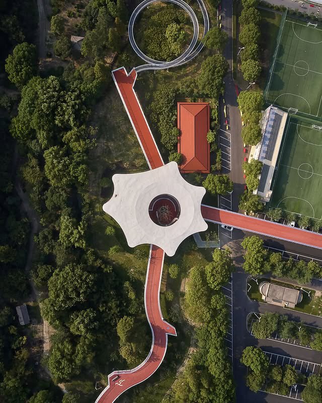 parametricarch's tweet image. 🧵1/3
Jiangyin Greenway by BAU Brearley Architects+Urbanists is an elevated urban corridor that strengthens connections between the city and the Yangtze River. Completed in 2019, the project integrates infrastructure, landscape, and public space while addressing urban circulation…