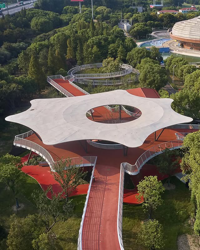 parametricarch's tweet image. 🧵1/3
Jiangyin Greenway by BAU Brearley Architects+Urbanists is an elevated urban corridor that strengthens connections between the city and the Yangtze River. Completed in 2019, the project integrates infrastructure, landscape, and public space while addressing urban circulation…