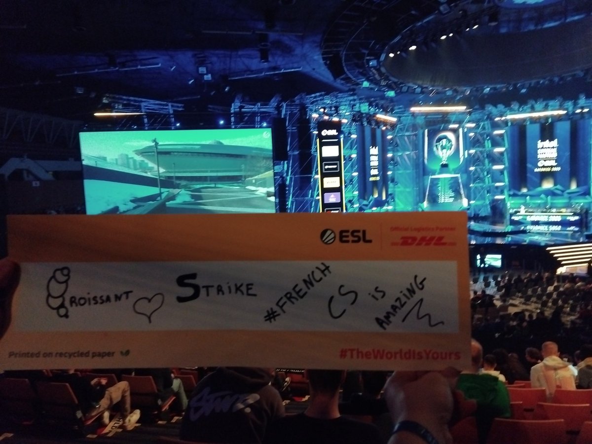 linktotherap's tweet photo. On est en place. A deux doigts de mettre une oreiillete pour avoir le cast de @CroissantStrike sur place ! https://t.co/dl82qziEIA