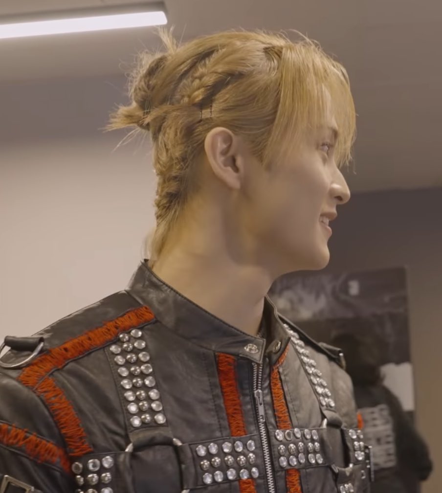 โอโหหหหหหหหหหห อ้ายเหี่นๆๆๆๆๆๆๆๆๆๆๆ เพิ่งเห็นใกล้ขนาดนี้ ตอนม้าคผมยาวคือทำงี้เลยว่ะ ถักเปีย โอ้ยยยๆๆๆๆๆๆ ผมหนามาก555555555 ม้าคผมยาวคือเท่จริงๆ