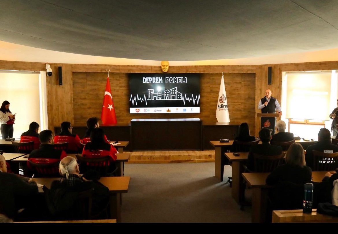 edirnejmo's tweet photo. Edirne Belediyesinin düzenlediği, STK’ların katıldığı deprem farkındalık panelinde JMO Edirne İl Temsilcimiz Can Yılmaz konuşmacı olarak yer aldı. Başta Edirne Belediyesi olmak üzere tüm STK’lara ve katılımcılara teşekkür ederiz.
@EdirneBel 
@FilizGencanAkin 
@jmoistanbul https://t.co/66ZFvTCDyF