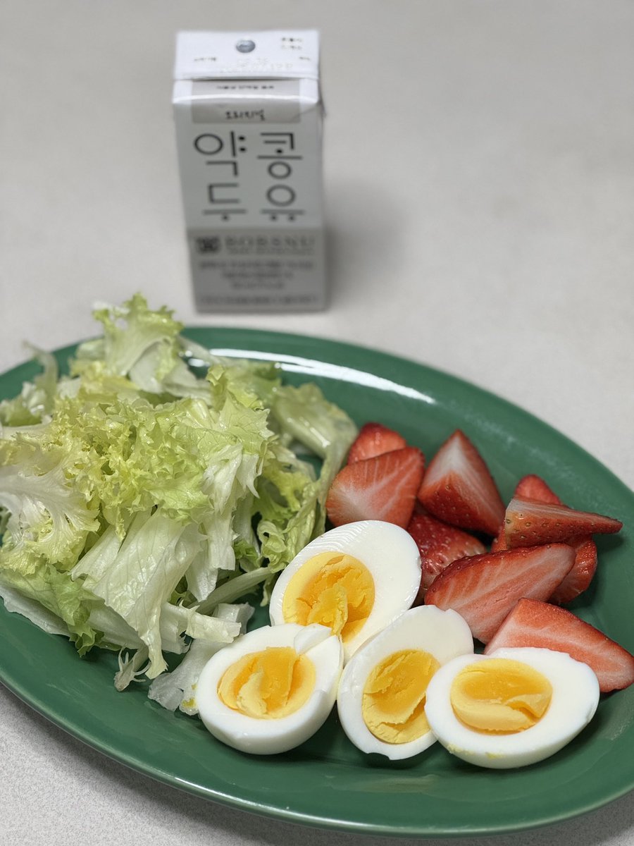 점심때 초밥을 먹고 
혈당이 확 오르는걸 보고

저녁은 컬러풀한 저속노화식으로
간단하게 먹었습니다 🌈

좋아하는 과일을 가벼운 탄수 대용으로 
먹는 것도 좋은 것 같아요